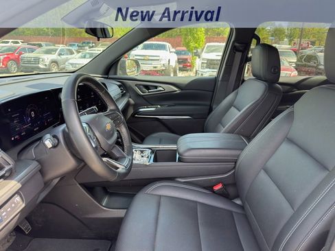 Used 2025 Chevrolet Traverse LT image 9