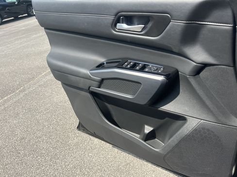 Used 2025 Nissan Pathfinder SL FWD image 11
