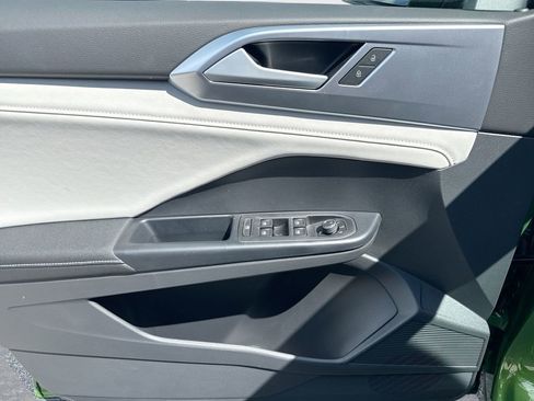 New 2026 Volkswagen Taos SE FWD image 15