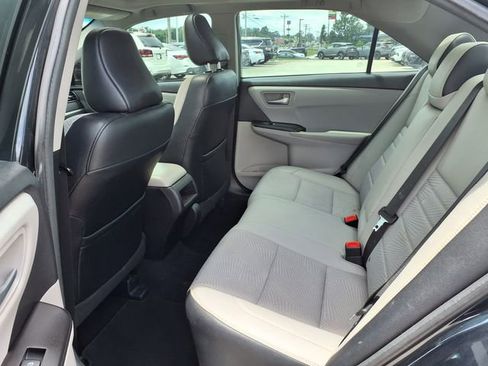 Used 2017 Toyota Camry SE w/ Moonroof Package FWD image 9
