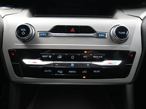 Used 2024 Ford Explorer XLT image 31