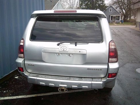 Used 2004 Toyota 4Runner SR5 AWD/4WD image 3