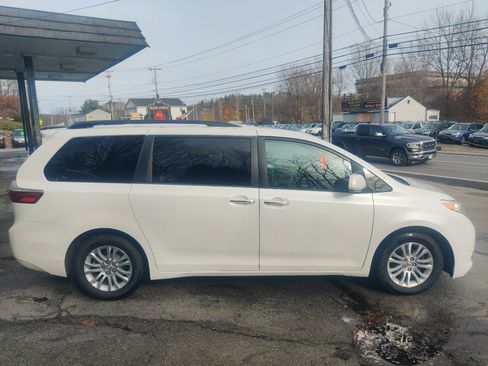 Used 2015 Toyota Sienna XLE image 7