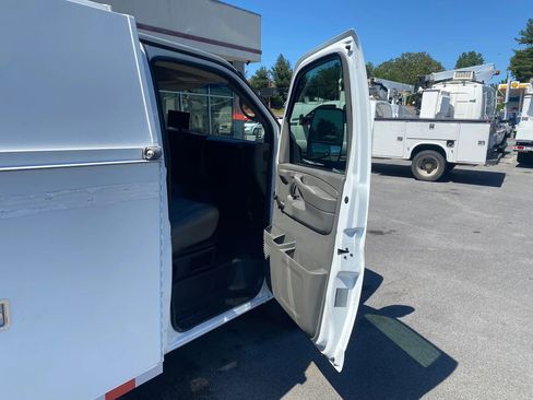 Used 2011 Chevrolet Express 3500 RWD image 15
