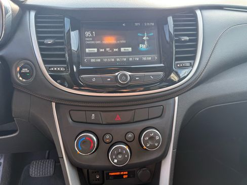 Used 2017 Chevrolet Trax LT w/ LT Convenience Package FWD image 19