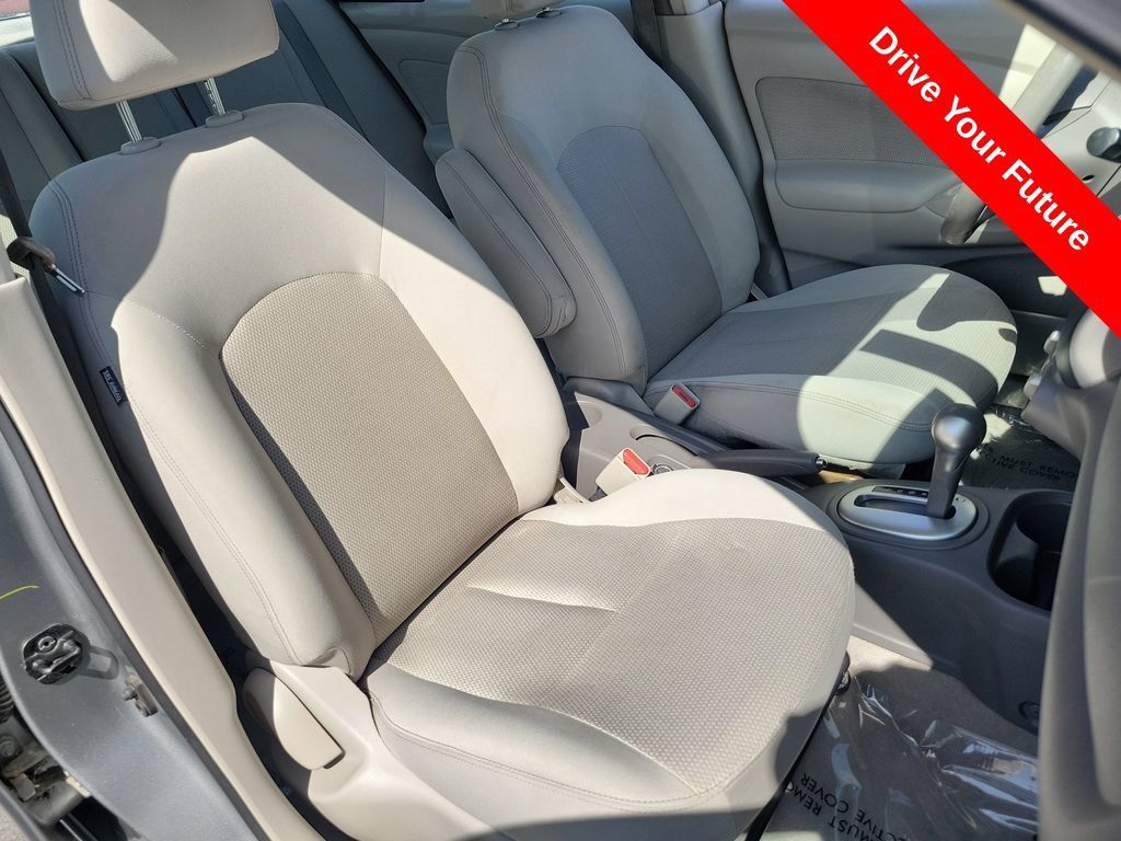 Used 2014 Nissan Versa SV FWD image 21