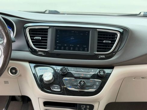 Used 2020 Chrysler Pacifica Touring-L FWD image 28