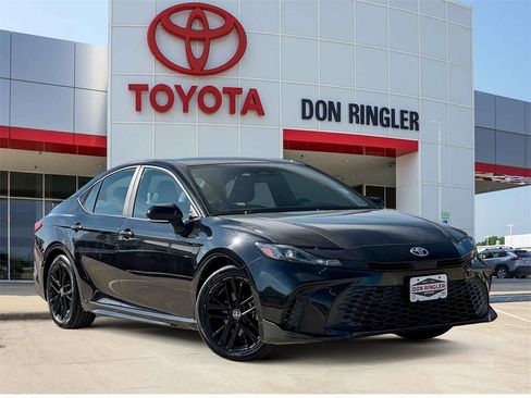 Used 2025 Toyota Camry SE image 1