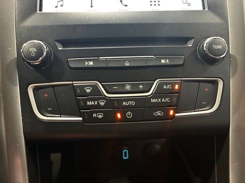 Used 2018 Ford Fusion SE w/ Fusion SE Technology Package FWD image 23
