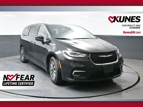 Used 2023 Chrysler Pacifica Touring-L image 1