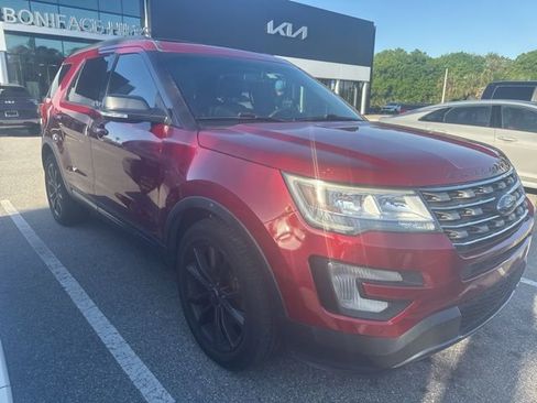 Used 2017 Ford Explorer XLT w/ Equipment Group 202A image 1