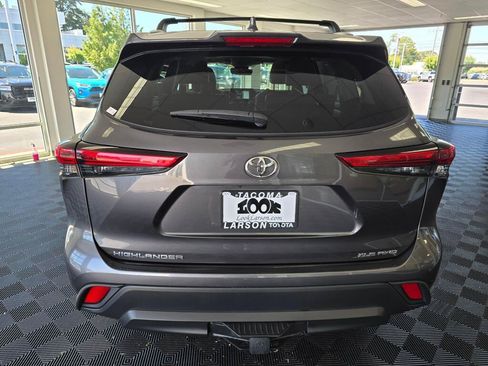 Used 2022 Toyota Highlander XLE AWD/4WD image 4