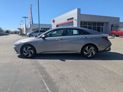 Used 2025 Hyundai Elantra SEL FWD image 6