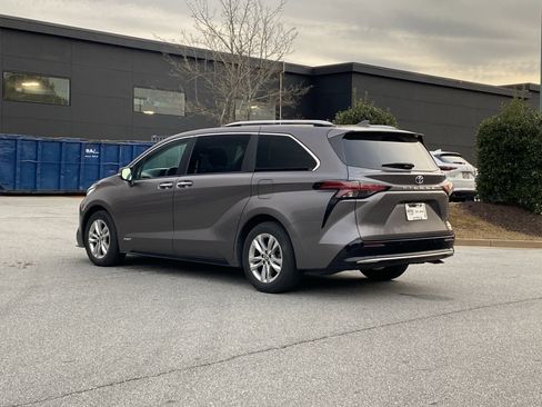Used 2021 Toyota Sienna Limited image 16