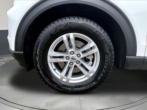 Used 2023 Ford Explorer XLT AWD/4WD image 34