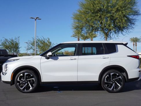 Used 2024 Mitsubishi Outlander SE image 2