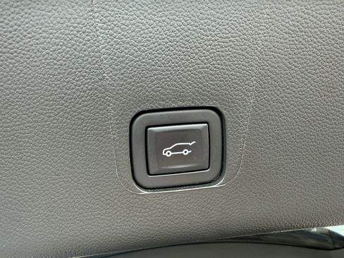 Used 2023 Chevrolet Traverse LT w/ LT Premium Package AWD/4WD image 8