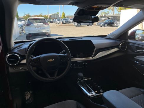 Used 2025 Chevrolet Trax LT image 33