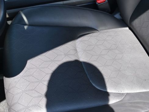 Used 2025 Kia Carnival FWD image 11
