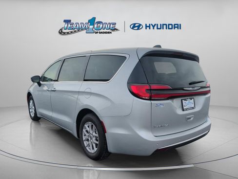 Used 2024 Chrysler Pacifica Touring-L image 6