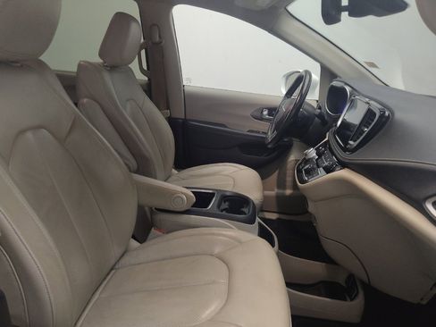 Used 2021 Chrysler Pacifica Touring-L FWD image 19