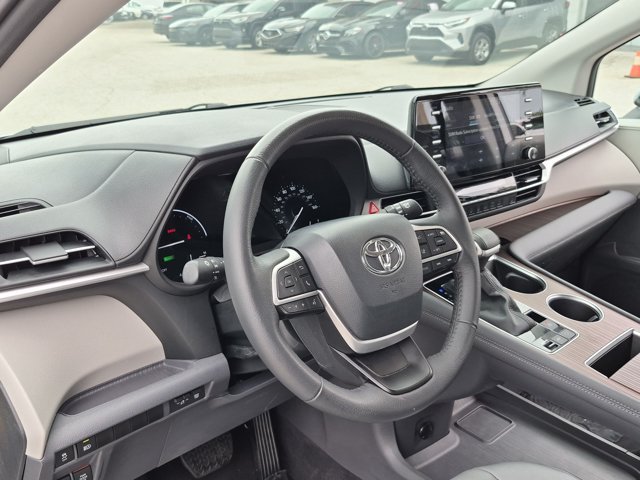 Used 2024 Toyota Sienna XLE FWD image 10