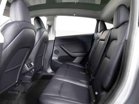 Used 2025 Tesla Model Y Long Range RWD image 18