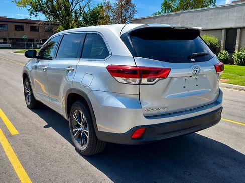 Used 2018 Toyota Highlander LE FWD image 3