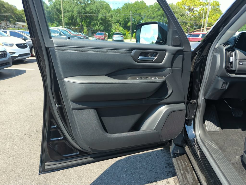 Used 2025 Nissan Armada SV AWD/4WD image 18