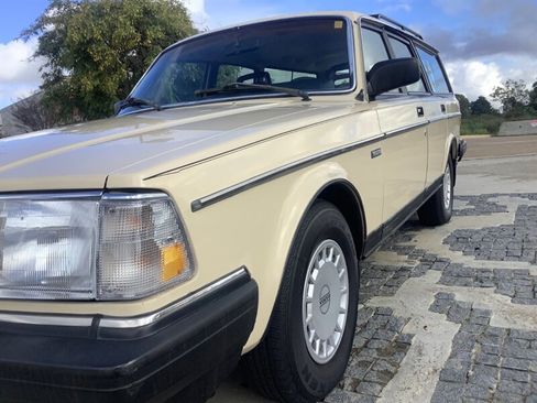 Used 1987 Volvo 240 DL image 9