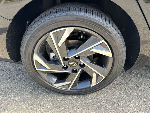 New 2025 Hyundai Elantra Limited image 17