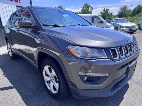 Used 2018 Jeep Compass Latitude w/ Cold Weather Group AWD/4WD image 4