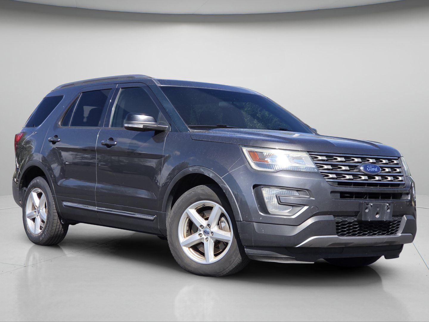 Used 2016 Ford Explorer XLT AWD/4WD image 2