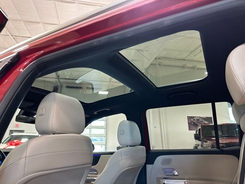 Used 2021 Mercedes-Benz GLB 250 w/ Premium Package image 38