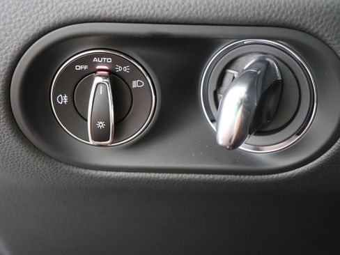 Certified 2025 Porsche Macan AWD/4WD image 34