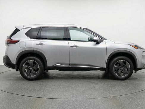 Used 2025 Nissan Rogue SV image 11