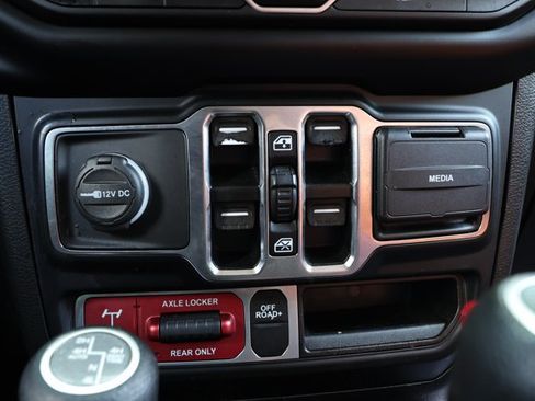 Used 2022 Jeep Gladiator Mojave w/ Cold Weather Group AWD/4WD image 19