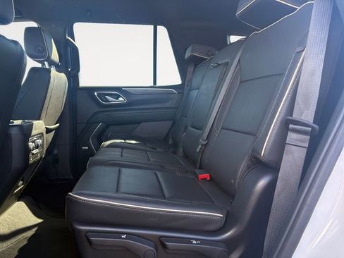 Used 2024 GMC Yukon SLT w/ SLT Luxury Package image 13