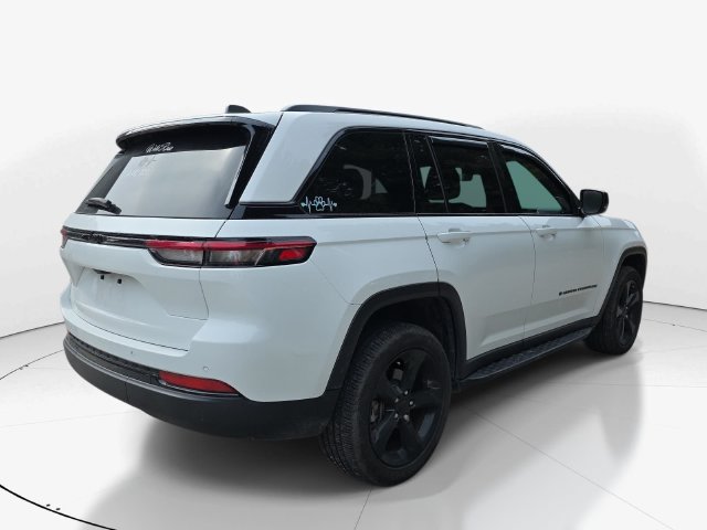 Used 2025 Jeep Grand Cherokee Altitude RWD image 6