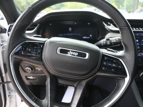 Used 2022 Jeep Grand Cherokee Overland w/ Luxury Tech Group IV RWD image 14