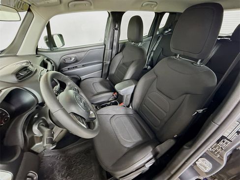 Used 2022 Jeep Renegade Latitude image 11