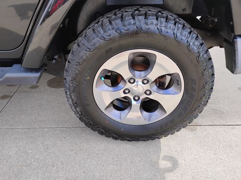 Used 2016 Jeep Wrangler Unlimited Sahara image 21