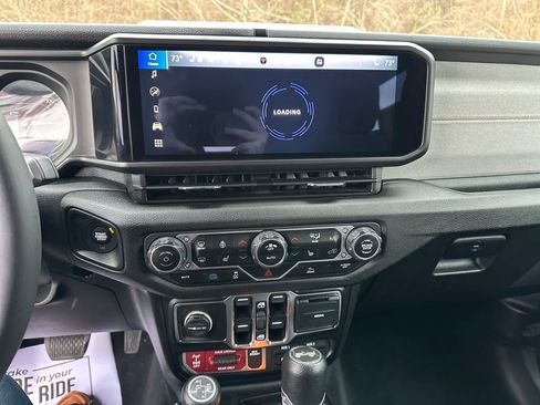 Used 2024 Jeep Wrangler Unlimited image 15