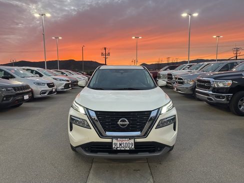 Used 2023 Nissan Rogue SV image 3