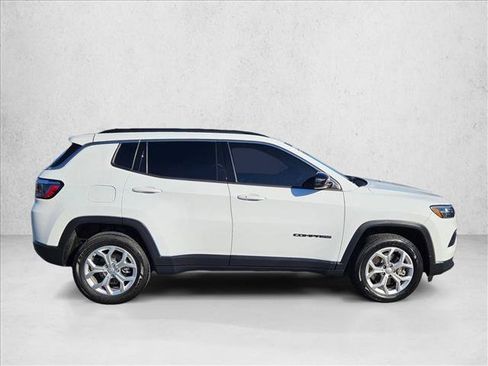 Used 2024 Jeep Compass Latitude AWD/4WD image 4
