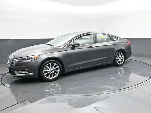 Certified 2017 Ford Fusion SE FWD image 1