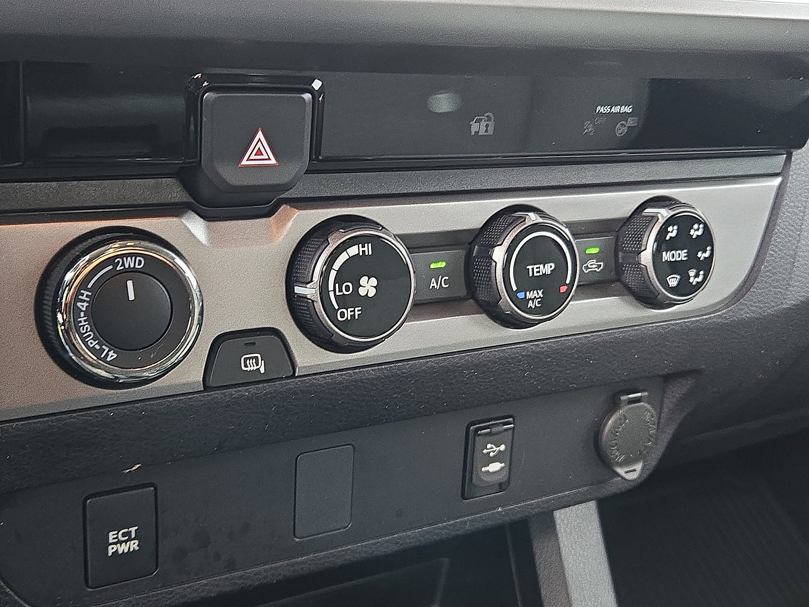 Used 2018 Toyota Tacoma SR5 w/ SR5 Appearance Package (SM) AWD/4WD image 15