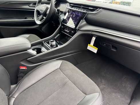 New 2025 Jeep Grand Cherokee L Altitude image 17