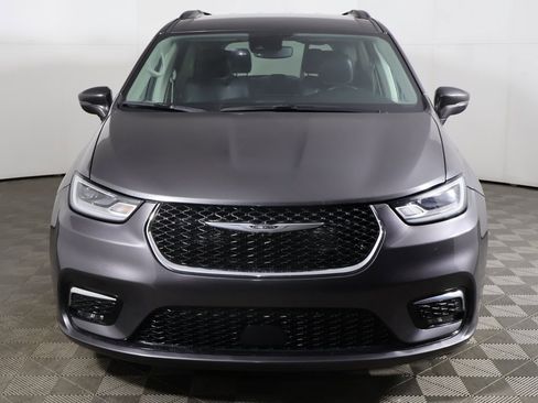 Used 2022 Chrysler Pacifica Touring-L image 12