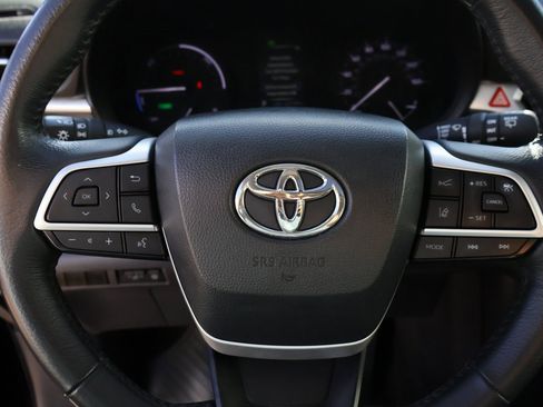 Used 2024 Toyota Sienna XLE image 36